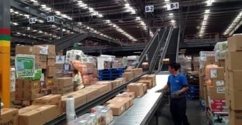 Uso de cinta transportadora y seguridad en almacenes