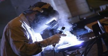 Evite la sobreexposición a humos y gases de soldadura