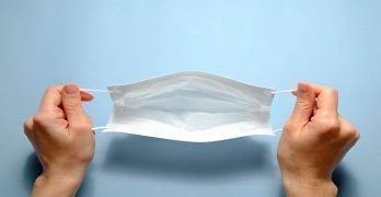 Conoce la eficacia de las mascarillas, las polainas para el cuello y los protectores faciales para protegerte del COVID-19