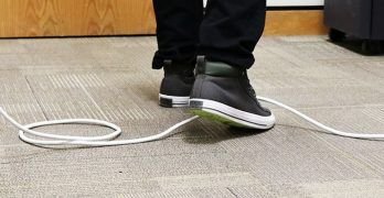 SUNAFIL precisa de quién es la culpa por tropezar con un cable de PC en el trabajo