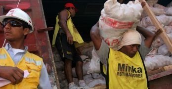 Cómo prevenir los riesgos por carga manual de los estibadores terrestres