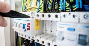 Cómo gestionar un ambiente laboral seguro sin riesgos eléctricos