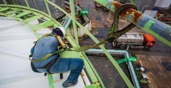 Medidas de seguridad al acceder a la parte superior de un contenedor