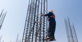 La importancia de las normativas ANSI Z359 y NFPA 1983 para trabajos en altura