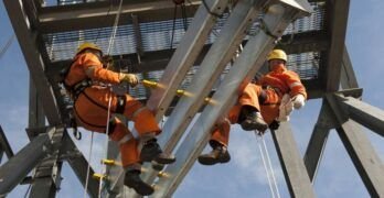 Qué saber de los mosquetones y líneas de vida para trabajos en altura
